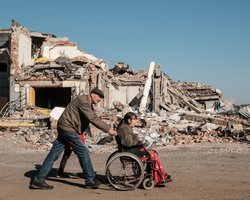 "Снайпер руку пробил. Я лежала, умирала": жители бегут из городов, которые обстреливают ВС РФ (видео)