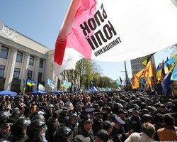Партии теряют рейтинги. Протестного электората - около 30%