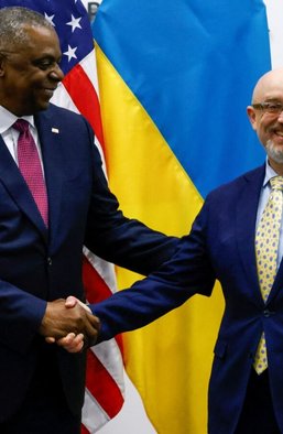 Башти Кремля чекають на бавовну. Навіщо міністр оборони США прилетів у Брюссель на зустріч НАТО