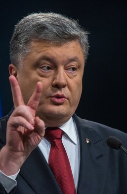 Порошенко не свергнут. Кто выигрывает от противоречий националистов и патриотов