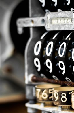 Списание коммуналки и выплаты пенсионерам. Чем популисты в Украине будут заманивать на выборы