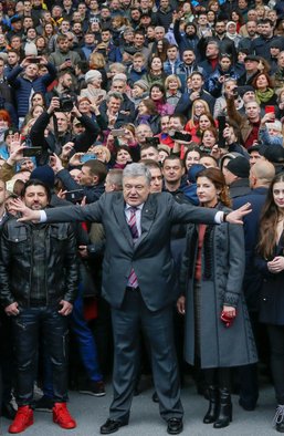 "Жму руку. Обнимаю". Почему Порошенко не сядет и за что его по-настоящему следует судить