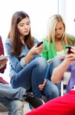 В плену у Facebook. Как человечество попало в зависимость от соцсетей и онлайн-мессенджеров