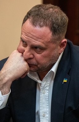 Браслети, ляльки вуду та ворожка Вероніка: де прорахувався Андрій Єрмак