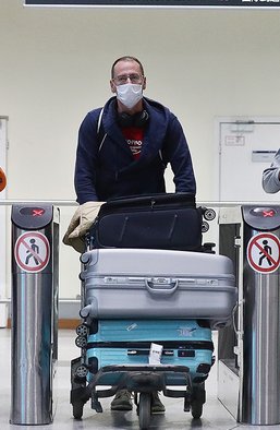 Ковид-профанация: как на самом деле соблюдаются меры безопасности на украинских авиарейсах