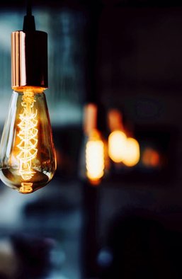 Графіки відключень повертаються: чому це сталося і що буде далі з енергетикою України