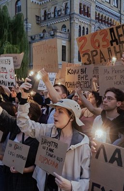 Революція картонок: 8 перших висновків з акцій протесту молоді