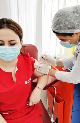 В зеркале вакцинации. Почему авторитарный Азербайджан эффективнее демократической Украины