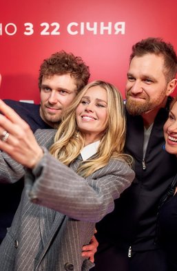 Катя Кузнецова, Вера Брежнева и KAZKA: как прошла звездная премьера фильма "Ну мам" (репортаж)