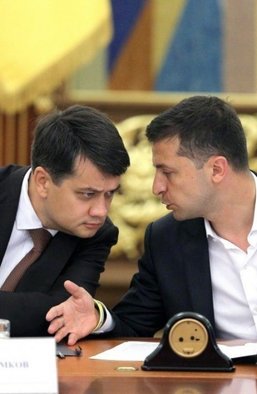 В шаге от отставки. Приведет ли конфликт Разумкова и Зеленского к их политическому разводу