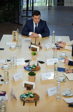 Давай влаштуємо свято – маленький переворот. Чому Бутусову не варто було принижувати Зеленського