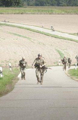 Мігрантам приготуватися: не захотіли служити у ЗСУ — служитимете в армії країни тимчасового захисту