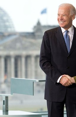 При Трампе такого не было. Почему отложили визит Зеленского в Вашингтон