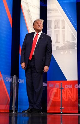 Скучная Камала и бравада от Трампа. Кто и почему выиграл первый раунд дебатов кандидатов в президенты США