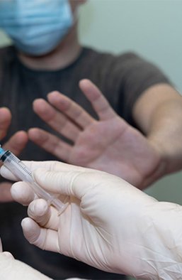 Смерть как аргумент. Как убедить вакцинироваться тех, кто выступает против прививок