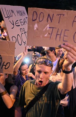 Мат як знеболювальне: чому на протестах на захист НАБУ так багато нецензурної лексики