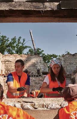 Від дахів і вікон до майбутнього України: як українські волонтери вже зараз розпочинають відновлення країни