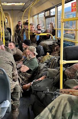 Увидеть героев. Почему российские солдаты боятся, но восхищаются защитниками "Азовстали"