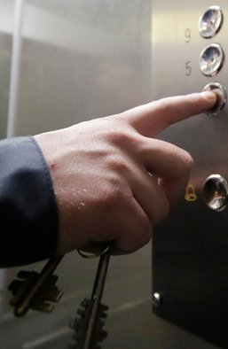 Еще одна фобия при отключении света: что делать, если внезапно остановился лифт