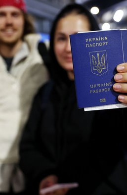 Уехавшие против оставшихся: должны ли голосовать на выборах те, кто покинул Украину во время войны