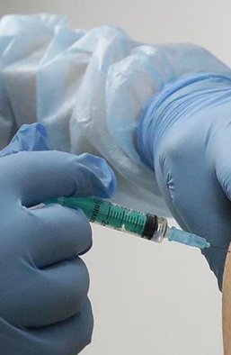 Ярмарка тщеславия. К чему показуха с вакцинацией знаменитостей, когда прививки нужны старикам