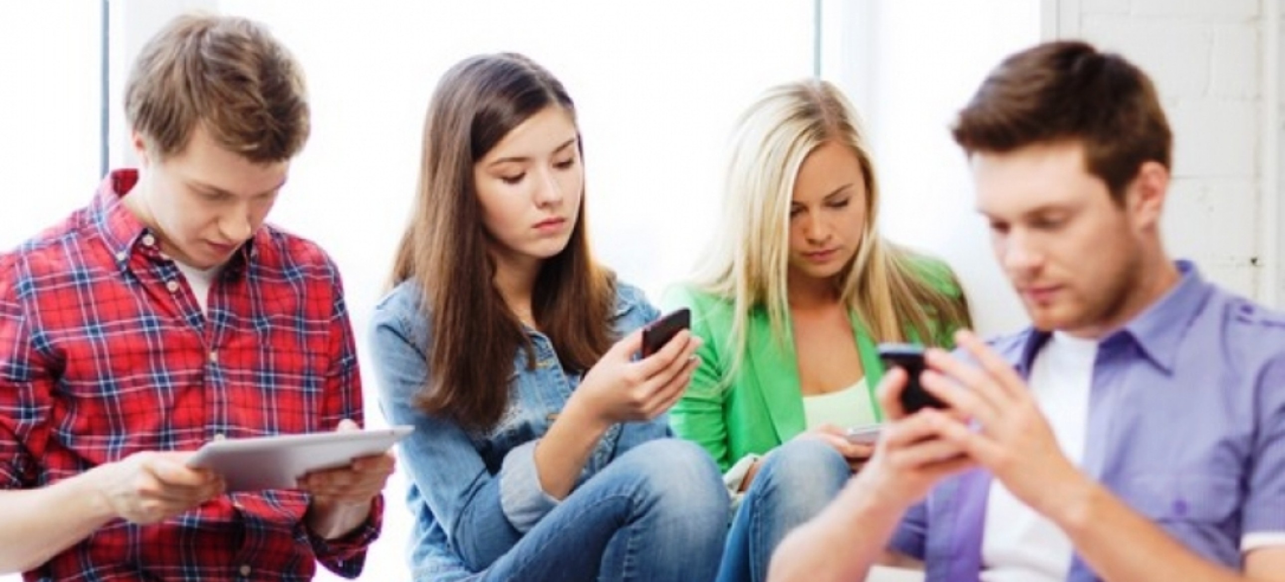 Зависимость среди подростков. Подросток с телефоном. Молодежь с гаджетами. Зависимость людей от гаджетов. Подросток и интернет зависимость.