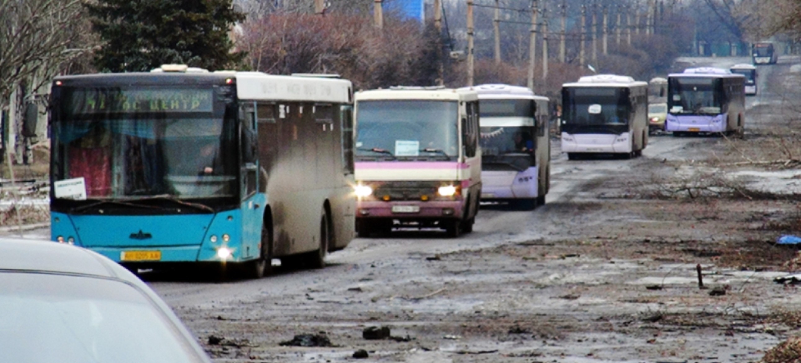 Донецк что там происходит. Колонна автобусов. Автобус с беженцами Донбасс. Эвакуационные автобусы. Эвакуационные автобусы ДНР.