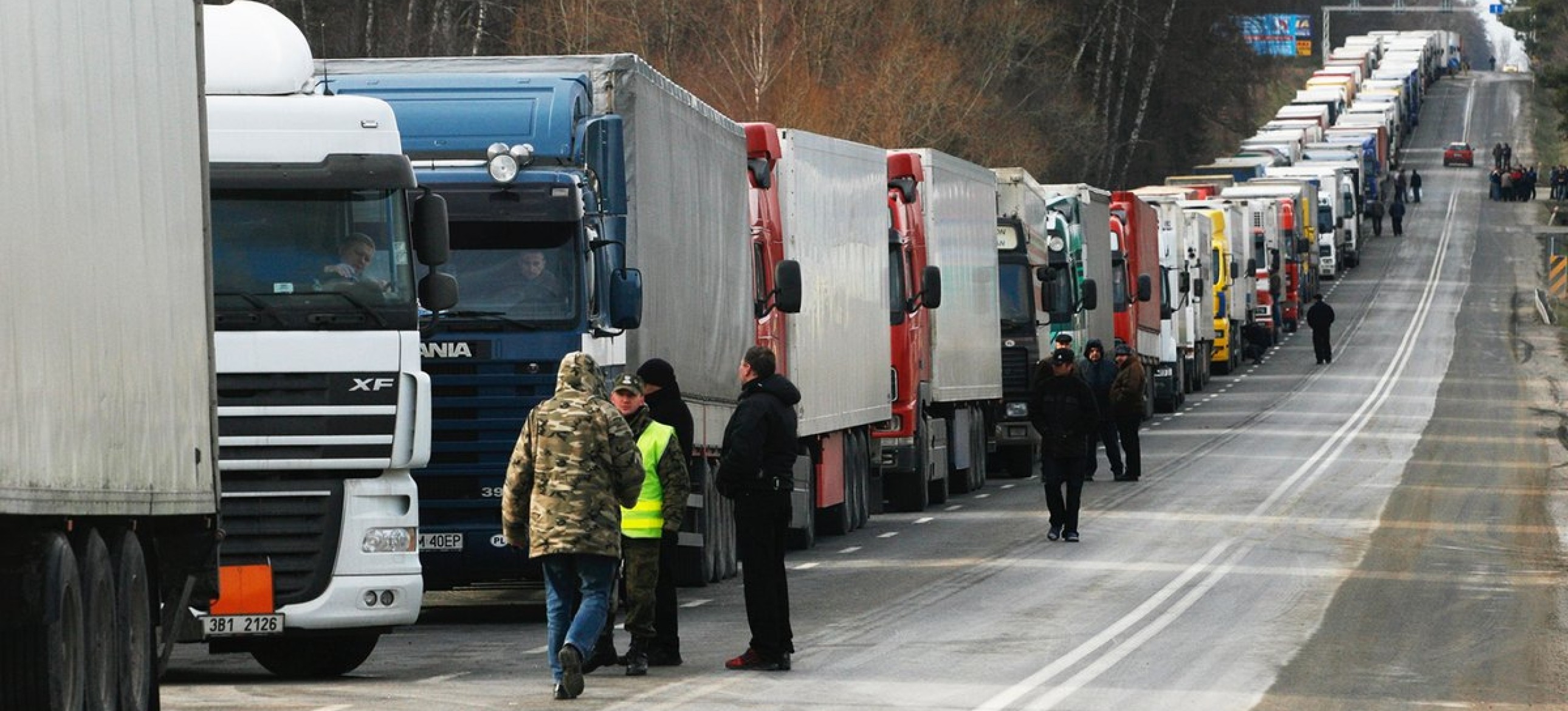 Обстановка на пунктах. Фуры литовско белорусская граница. Фуры на таможне. Пробка грузовые машины. Грузовики на границе.