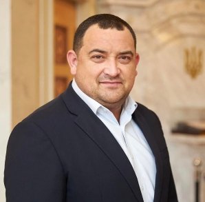 Попавшийся на взятке "слуга" Кузьминых устроил потасовку с прокурором в суде (видео)