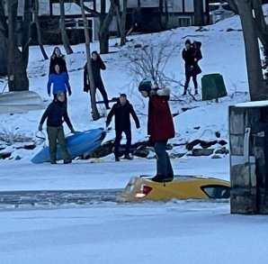 Девушка делала селфи на крыше тонущего в реке авто и не спешила спасаться (видео)