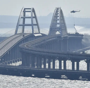 Россия защищает Крымский мост бочками из-под индийских огурцов (фото)