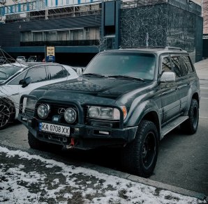 Роскошь из 90-х: в Киеве заметили редкий японский внедорожник премиум-класса (фото)