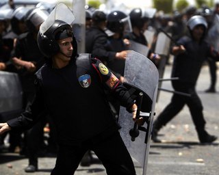 Приговор Мубараку встречен массовыми протестами