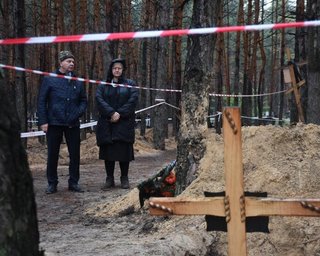 "Світ має знати правду": іноземні дипломати побували в катівнях в Ізюмі, — ОП