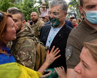 У Зеленського назвали "шаленою фобією" звинувачення облитого зеленкою Порошенка (відео)