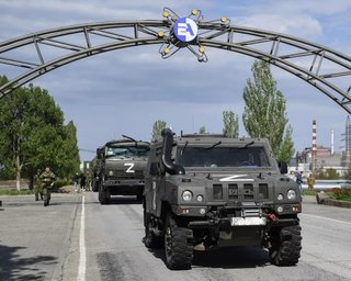БТР і вантажівки: ЗС РФ стягують на Запорізьку АЕС ще більше техніки, — "Енергоатом"