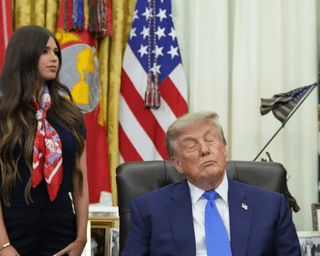 Сонний Дональд Трамп: у мережі "з'ясували", як будять президента США на публіці (відео)