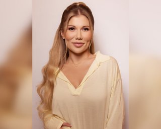 "Аж огидно": відому співачку жорстко розкритикували через поцілунок із сином (фото)