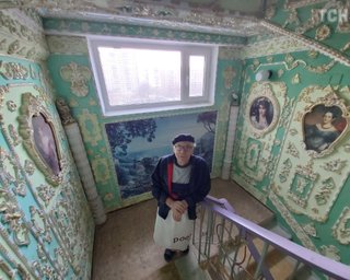 После клинической смерти изменил жизнь: пенсионер создает "Версаль" в подъезде многоэтажки Киева
