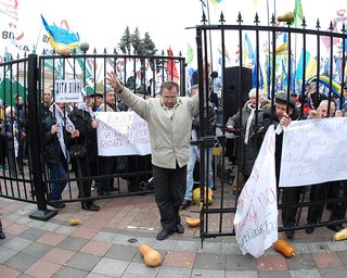 Митингующие ушли от Администрации президента, пригрозив революцией