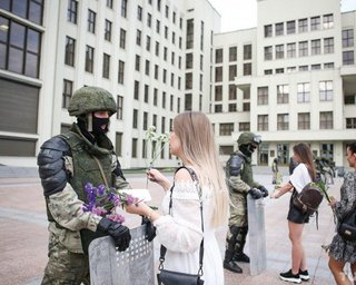 Протесты в Беларуси. Митинг под Домом правительства:  цветы в щитах и селфи с военными