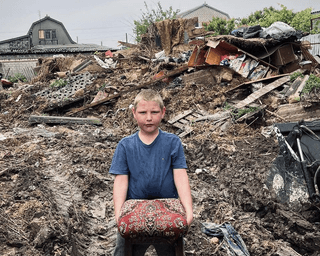 "Живем на улице": мальчик из-под Херсона показал смытый наводнением дом (фото, видео)
