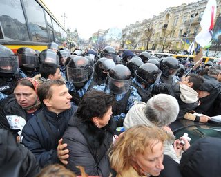 На Майдане милиция задерживает оппозиционеров, - БЮТ