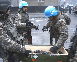 Без дозволу ООН: у Казахстані зафіксували військових у синіх касках (фото)