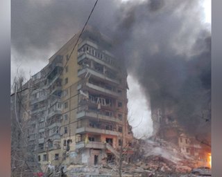 Знищило цілий під'їзд: ЗС РФ поцілили ракетою у житловий будинок в Дніпрі (фото, відео)