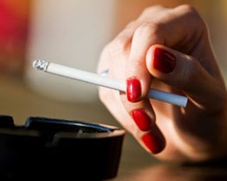 Антикурильщики решили бороться с курящими женщинами 