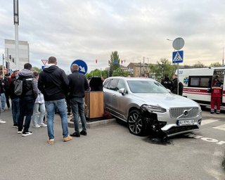 В Броварах пьяный глава РГА наехал на толпу людей, есть пострадавшие (фото, видео)