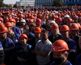 По $100 тысяч. Забастовочный комитет Беларуси передает деньги нескольким заводам
