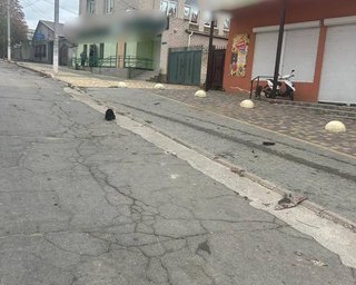 Російські окупанти скинули вибухівку з дрона на цивільне авто в Бериславі (фото)