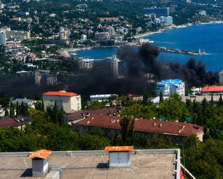Морские дроны атакуют порт в Ялте: в городе начались пожары (видео)